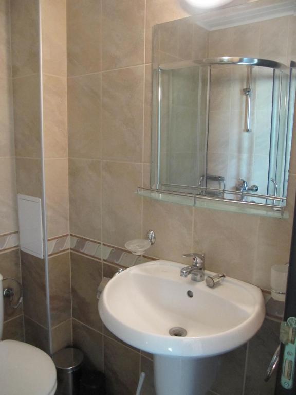Maverick Hotel Slăntjev Brjag Rum bild