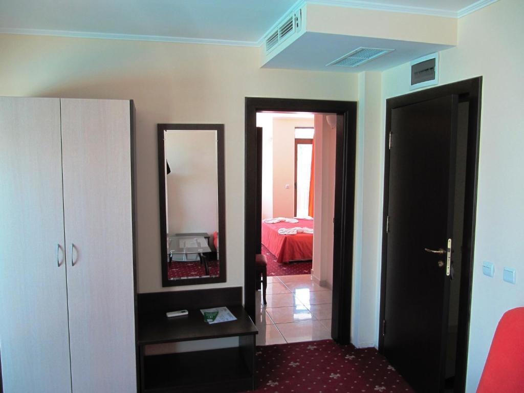 Maverick Hotel Slăntjev Brjag Rum bild