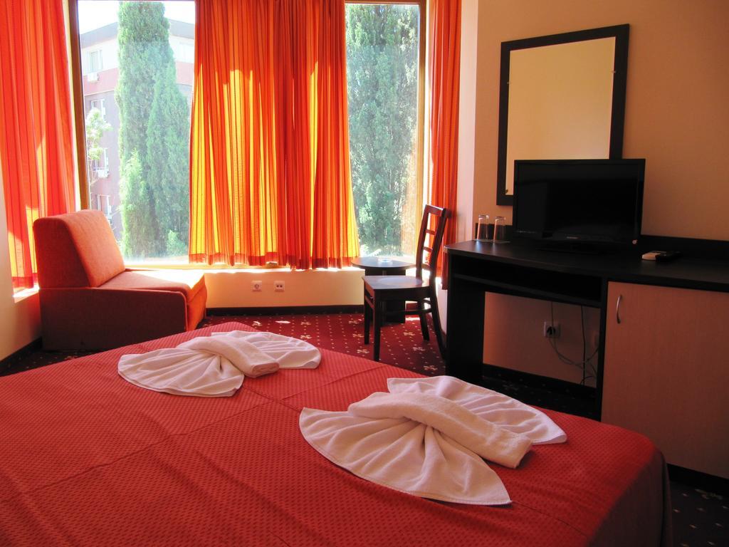 Maverick Hotel Slăntjev Brjag Rum bild