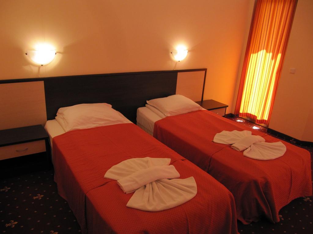 Maverick Hotel Slăntjev Brjag Rum bild