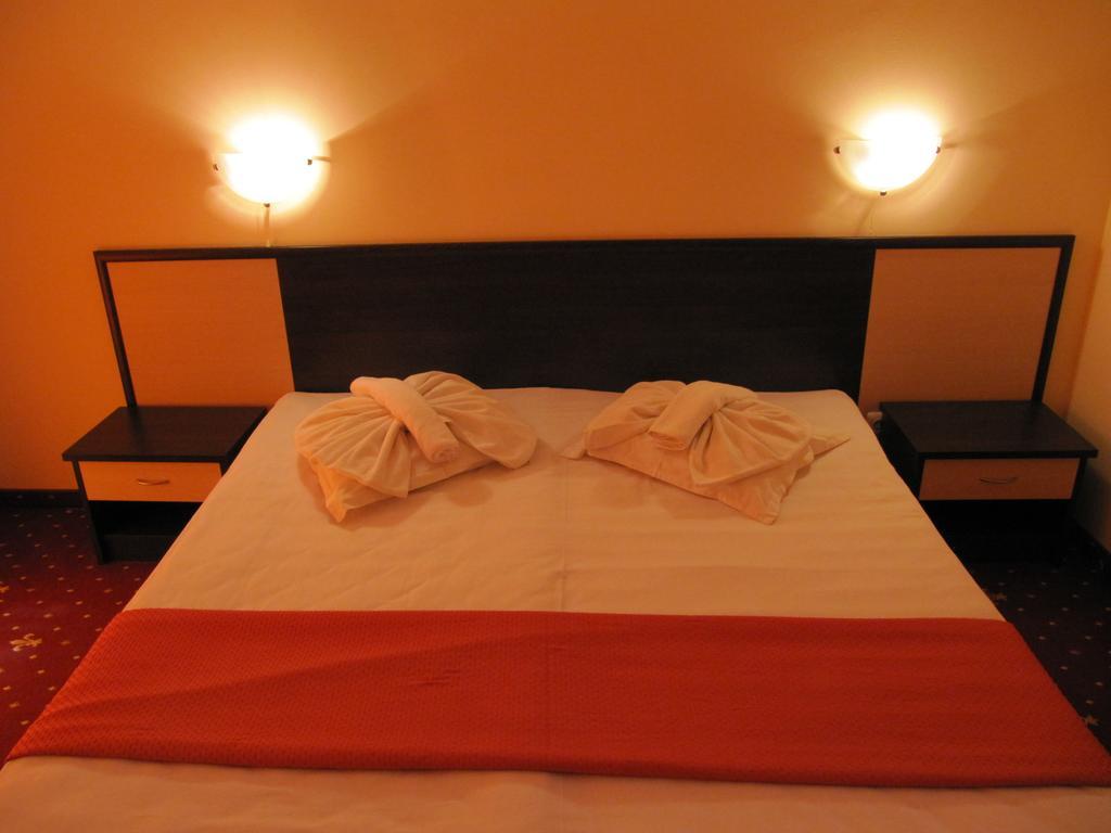 Maverick Hotel Slăntjev Brjag Rum bild